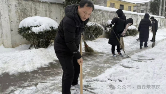 示范区社会事务局为敬老院老人扫出“安全通道”