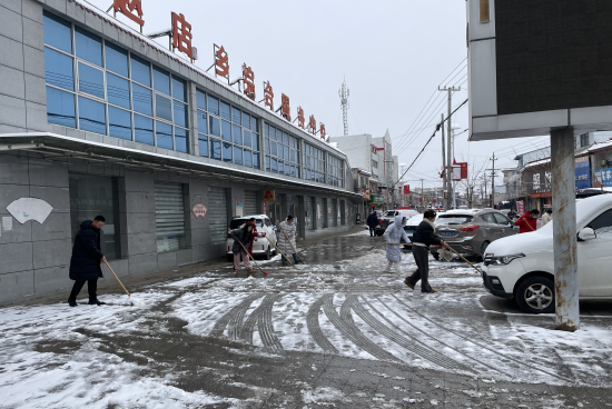 内乡县赵店乡:志愿力量暖寒冬 铲雪除冰护民生
