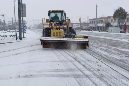 南阳宛城区:以雪为令战冰雪 全力守护出行路