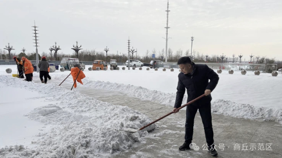 清雪保畅暖民心 上门帮扶显温情 示范区高铁东站管委会情系群众冷暖