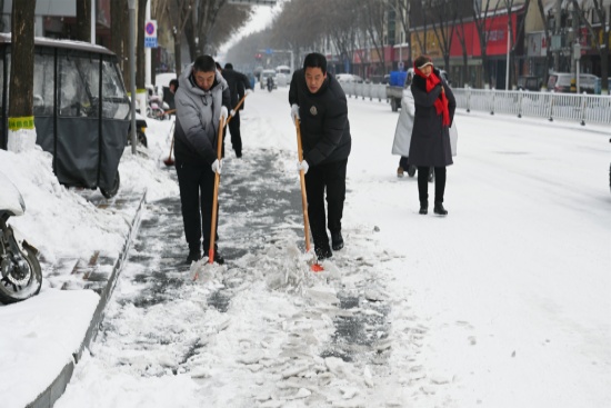 图二：干警们分工协作、默契配合。