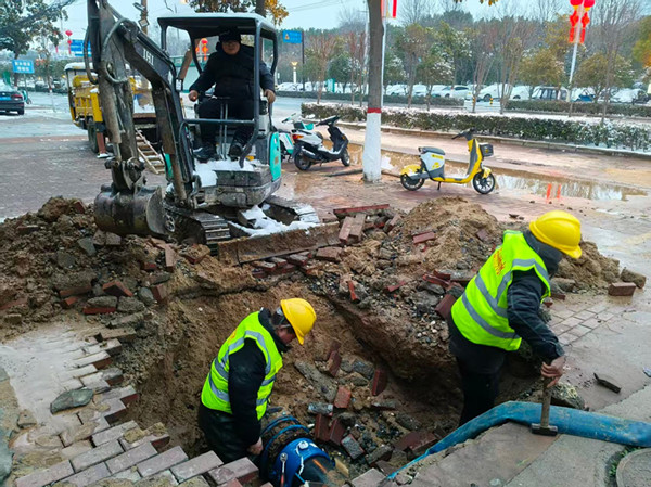 邓州市自来水有限公司：风雪无阻保抢修忙