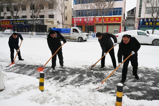 图三：干警们分工协作、默契配合。