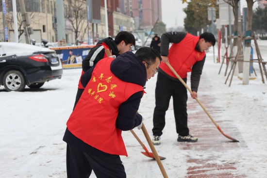 镇平县法院:破冰除雪践初心 志愿服务暖民心