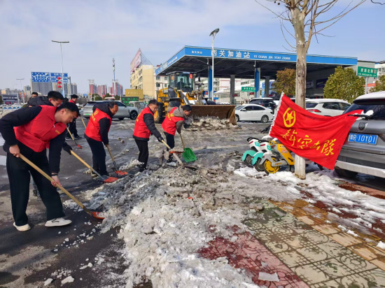 唐河县泗洲街道：以雪为令显担当 青春破冰护民安