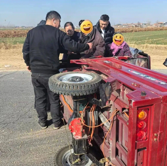 有“警”无险！路遇电动车侧翻 民警暖心救助