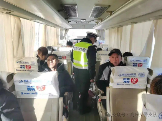 宁陵交警持续开展提醒乘客全员全程规范使用安全带活动