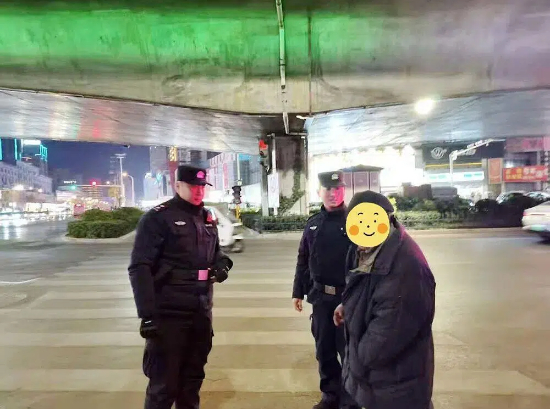 巡特警大队队员暖心救助迷路群众