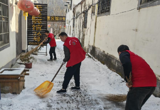 河南宝天曼：风雪“志愿红” 扫出“暖心路”