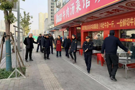 南阳宛城区:明山路餐饮夜市焕新颜 烟火气与文明风和谐共生