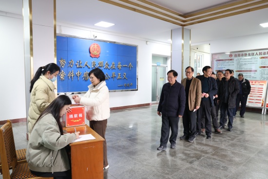 南阳卧龙区法院开展“送温暖 献爱心”捐助活动