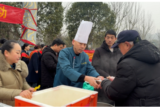 南阳宛城区:爱心接力暖腊八 粥香情浓沁人心