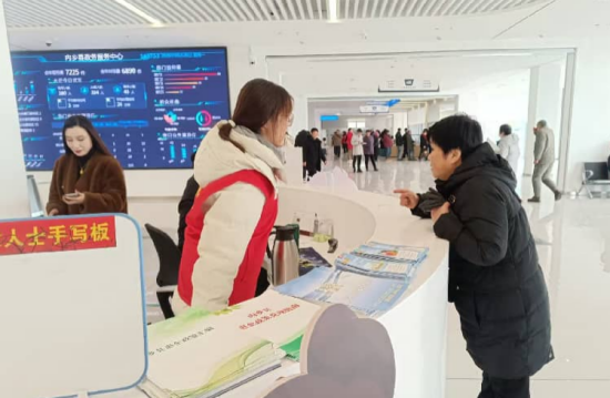 河南内乡：志愿服务暖民心 政务窗口添活力