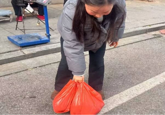 河南内乡:“一起寻找”志愿者寒风守诺 拾金不昧显担当