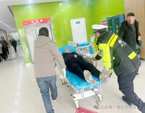 庙会上，商丘交警开启“生命通道”