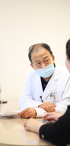 介入血管外科从医四十余年，邹英华主任始终坚守每位癌症患者都有追求生命的权利