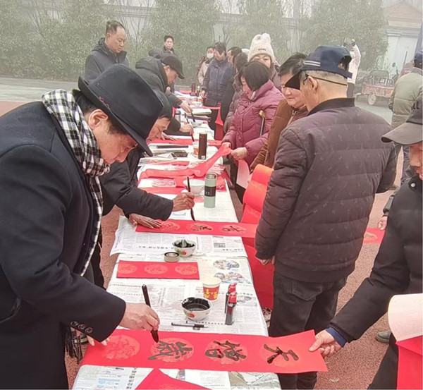 邓州市张楼乡：龙马送福进万家 翰墨传情暖民心