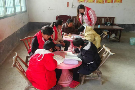 河南内乡:寒冬送暖入民心 志愿服务在行动