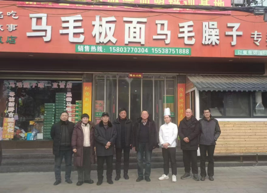 新野板面香飘校园:烹院学子返乡赋能,共筑家乡美食新篇章