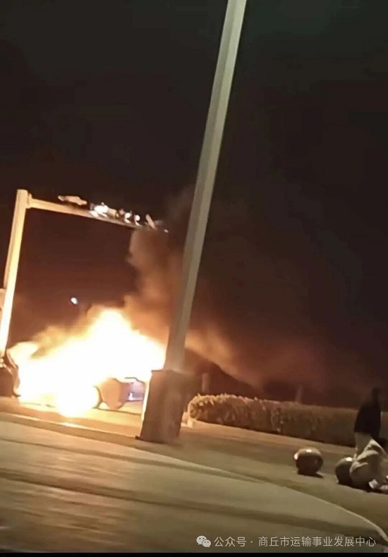 生死时速！滴滴司机与路人火海勇救三人，英勇行动避免重大伤亡