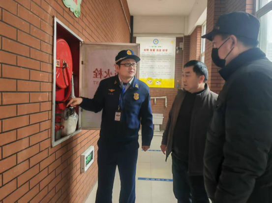 鹤壁市示范区消防队郑华杰队长莅临致远小学开展消防安全检查与指导