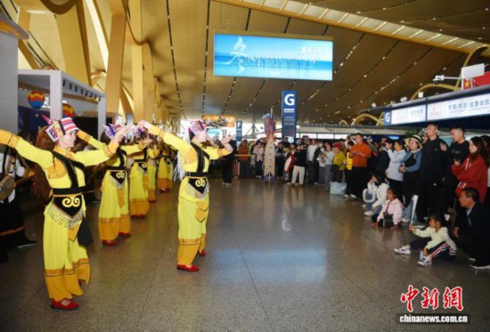 云南“阿诗玛”邀游客到世界自然遗产地石林过大年