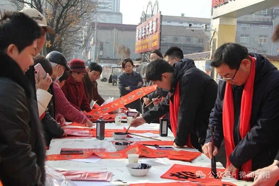 睢阳区东方街道：开展“万福迎春·2026丙午马年送万福进万家”公益活动