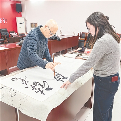 挥毫泼墨送春联 暖意融融年味浓