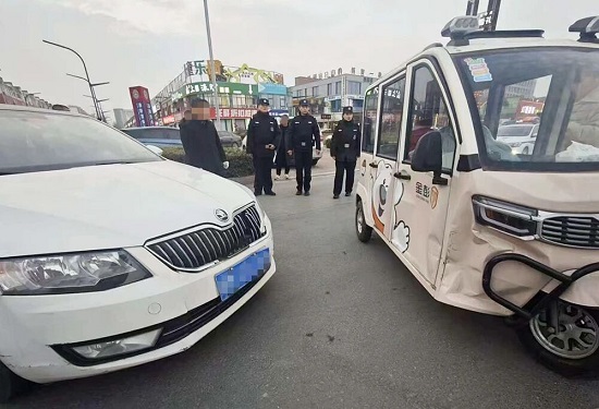 商丘市公安局梁园分局 巡特警大队队员巡逻途中偶遇突发事故显担当