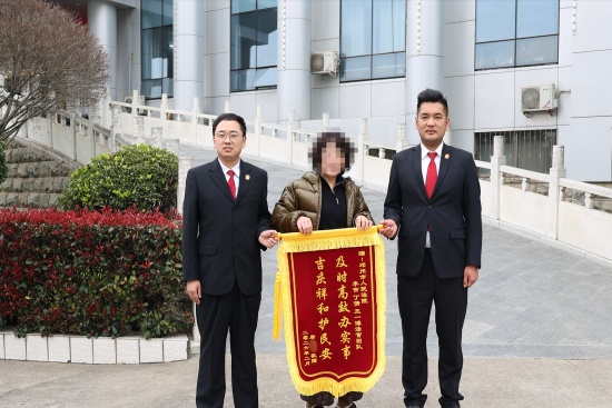 邓州市法院：锦旗映丹心 司法护民安
