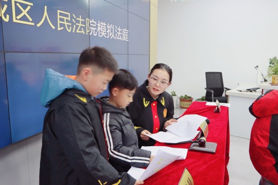 南阳宛城区法院把模拟法庭搬进社区