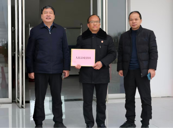 南阳中院领导到镇平县法院卢医法庭走访慰问