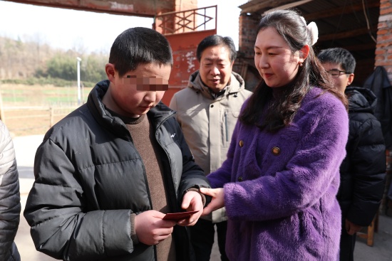 图6为县妇联工作人员为孩子送上慰问红包