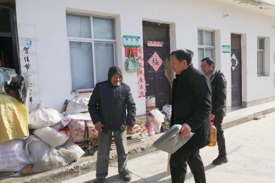 图为胡建成副院长走访慰问帮扶困难群众