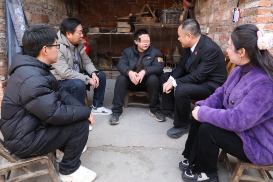 图3为法官与团县委、妇联工作人员及心理咨询师为孩子做心理疏导