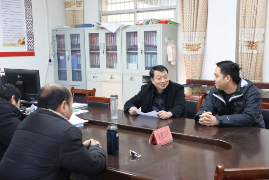 图2为胡建成副院长与驻村工作队进行座谈