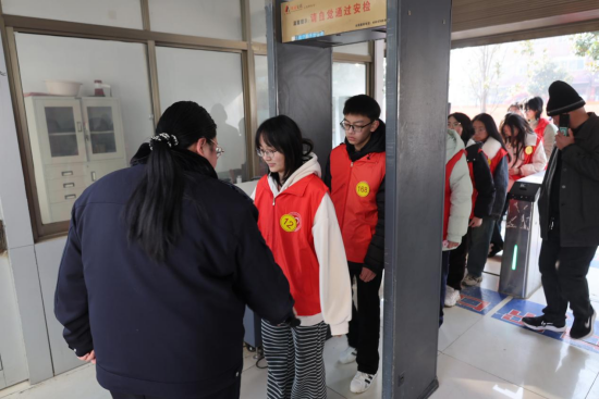 镇平县法院：探寻法律之光 筑梦守法青春