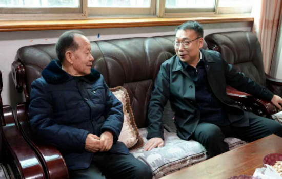 南阳宛城区领导走访慰问县处级离退休老干部