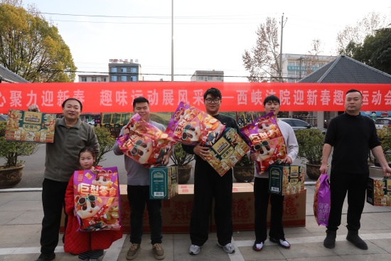 图五为获奖干警领奖