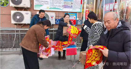 睢阳区市场发展服务中心:开展“购年货送春联”惠民活动