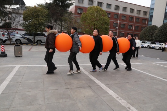 图四为干警们参与活动热情高涨