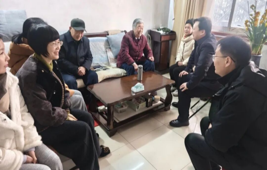 新野县人民医院春节慰问退休老同志