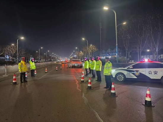 当摇晃的红酒杯,遇上查酒驾|商丘交管支队一大队节日夜查,温情守护平安夜