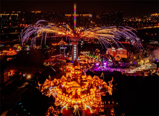 郑州方特新春活动人气攀升 八方游客沉浸体验非遗年味716