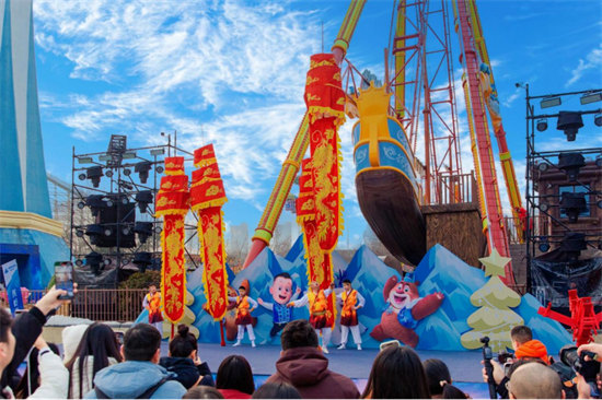 郑州方特新春活动人气攀升 八方游客沉浸体验非遗年味286