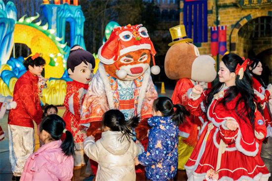 郑州方特新春活动人气攀升 八方游客沉浸体验非遗年味617