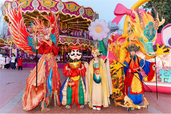 郑州方特新春活动人气攀升 八方游客沉浸体验非遗年味482