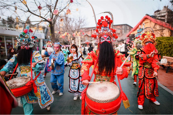 郑州方特新春活动人气攀升 八方游客沉浸体验非遗年味484