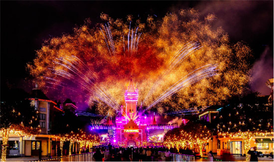 郑州方特新春活动人气攀升 八方游客沉浸体验非遗年味