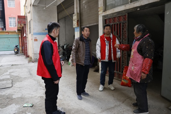 内乡县法院：新春慰问递温情 司法为民暖人心